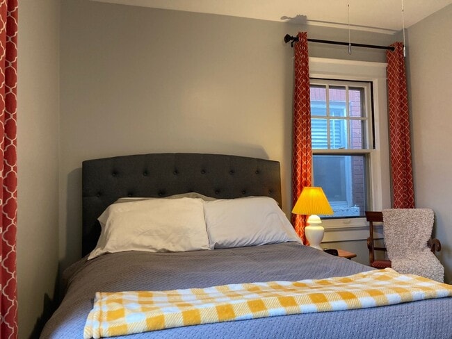 Building Photo - Crescent Hill  Charming Three Bedroom Bung...