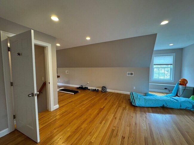 Building Photo - Waltham 3 bed 2.5 Bath