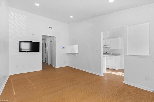 Building Photo - 582 Peregrine St