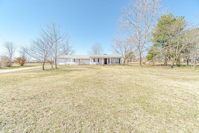 Building Photo - Quiet Country Setting