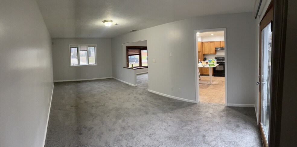 Living eoom - 6037 E 43rd St
