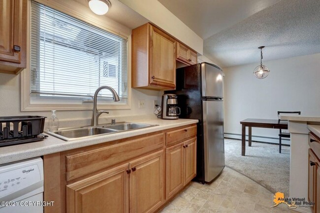 Building Photo - 3 Bedroom Unit w/ Garage in the U-MED Dist...