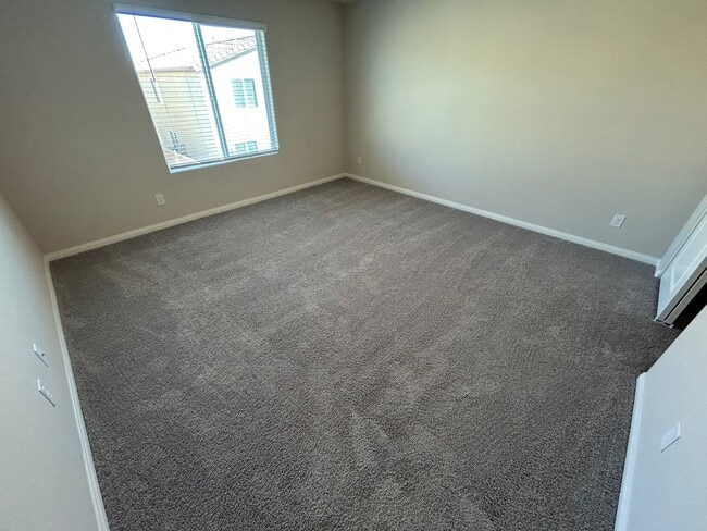 Building Photo - Gorgeous two-story home with 5 bedrooms and 3 bathrooms in a gated community