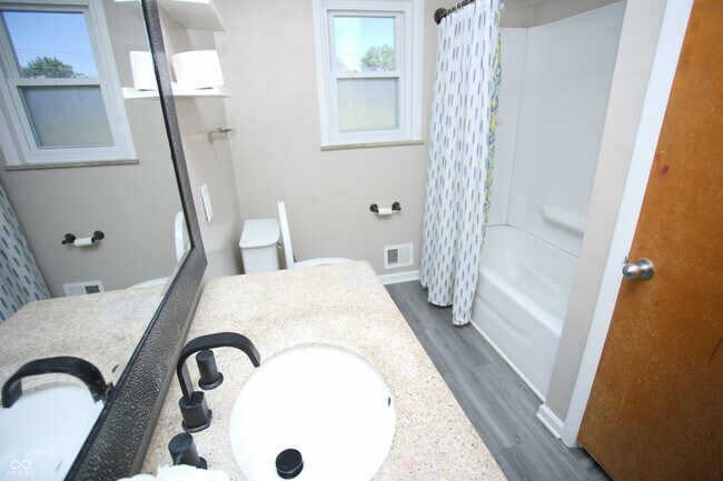 Building Photo - 150 E Beechwood Ln