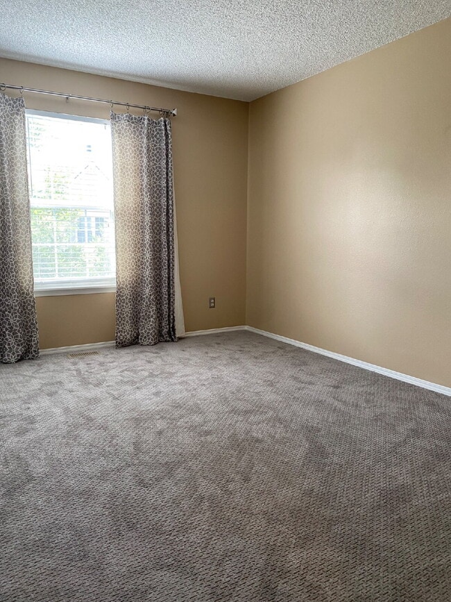 Building Photo - Beautifully updated townhome near Cherry C...