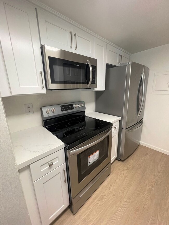 Building Photo - Remodeled 2+1 Townhome in Villa Ventura