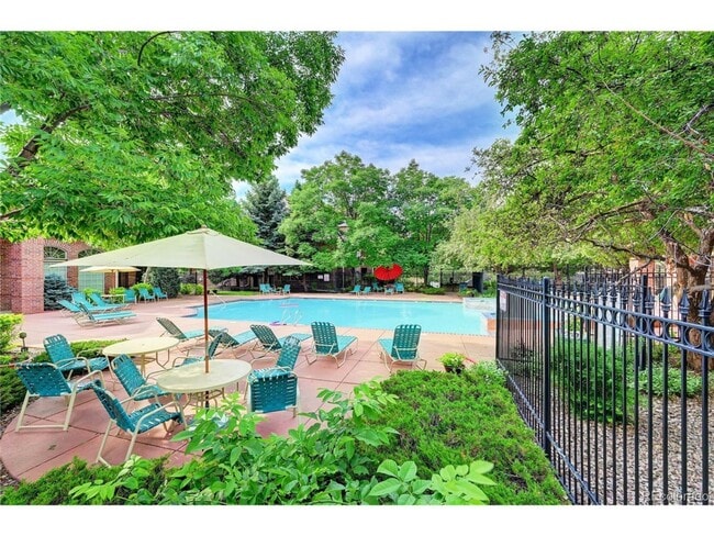 Building Photo - LOCATION LOCATION!! 2-bed 2-bath condo loc...