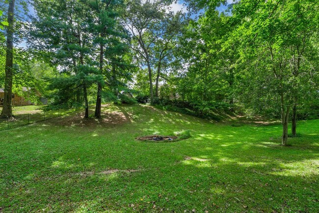 Building Photo - 114 Hickory Hill Dr