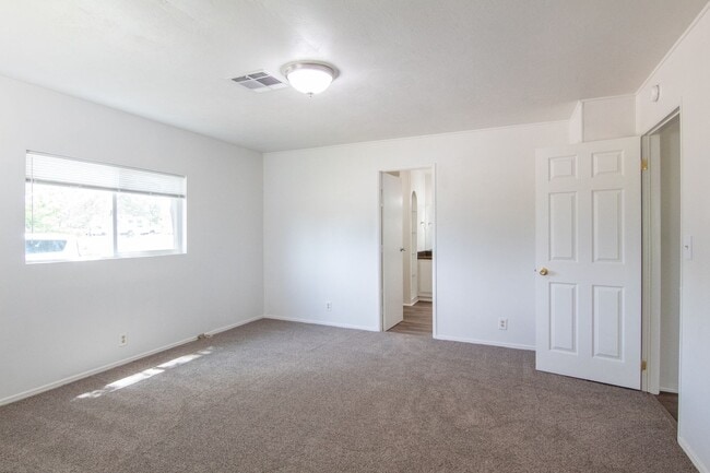 Building Photo - $500 MOVE IN SPECIAL Manufactured Home for Rent in Redding CA | 1 Acre, Large Deck, Pet Friendly