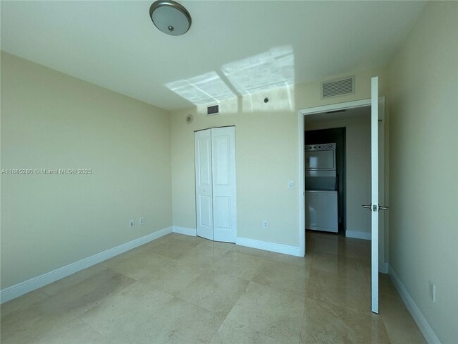 Building Photo - 2641 N Flamingo Rd