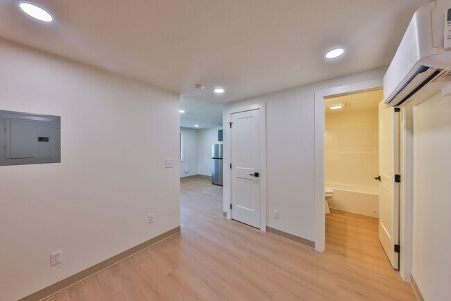 Building Photo - 551 Elm St