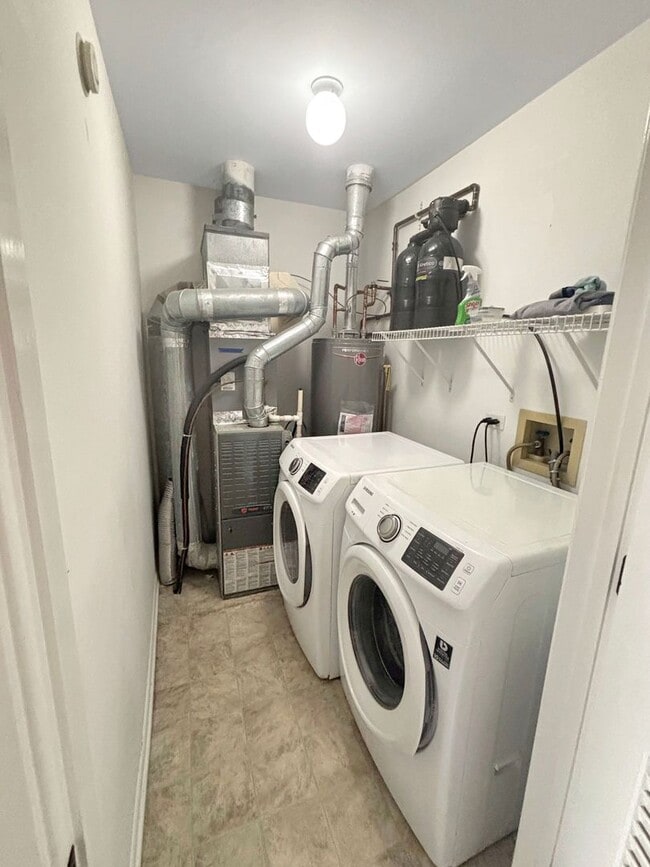 Building Photo - Updated 2-Bed, 2.5-Bath Townhome with Mode...