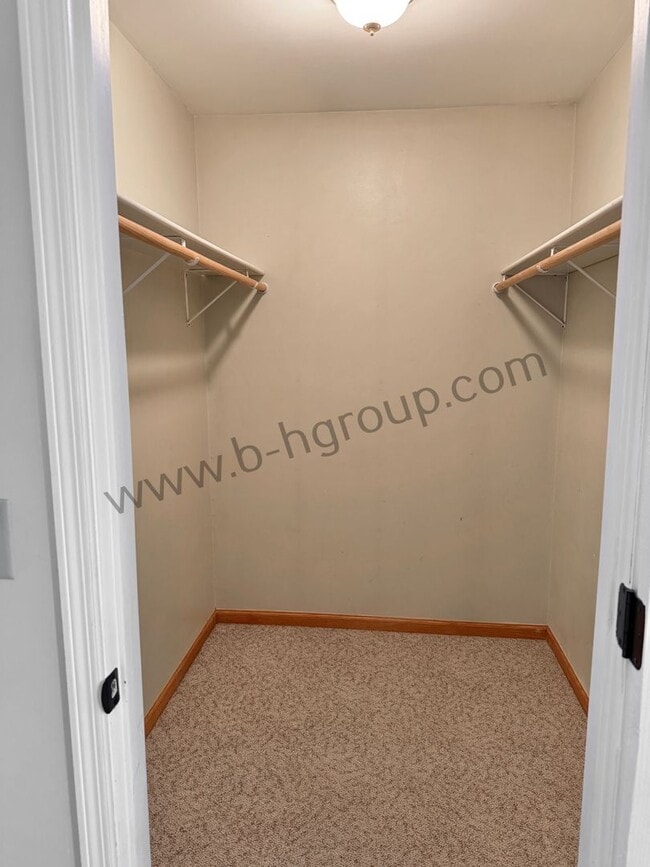 Building Photo - Rare Find!