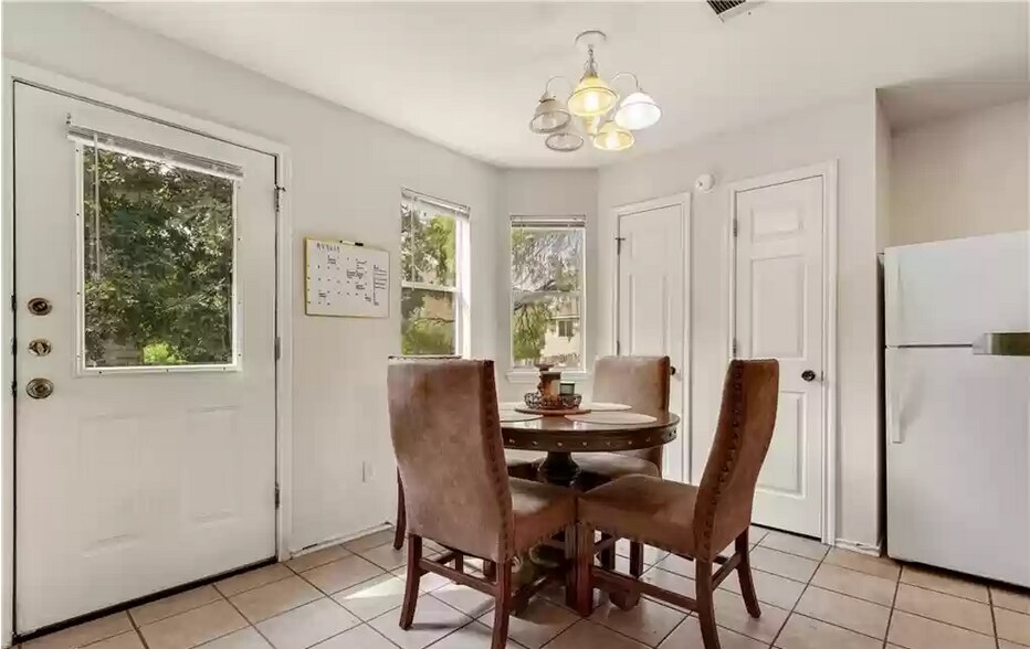 Dining area - 876 Sagewood Trl