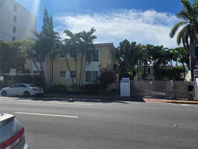 Building Photo - 8024 Harding Ave