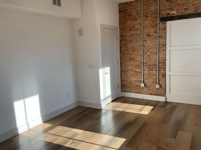 Building Photo - 26 W 15th St