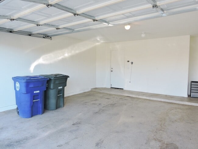 Building Photo - 4 BEDROOM 2 1/2 BATHROOM WITH OFFICE AND LOFT