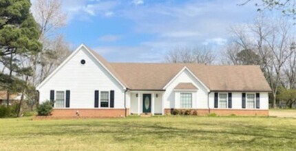 Building Photo - Country living, right in the center of Olive Branch