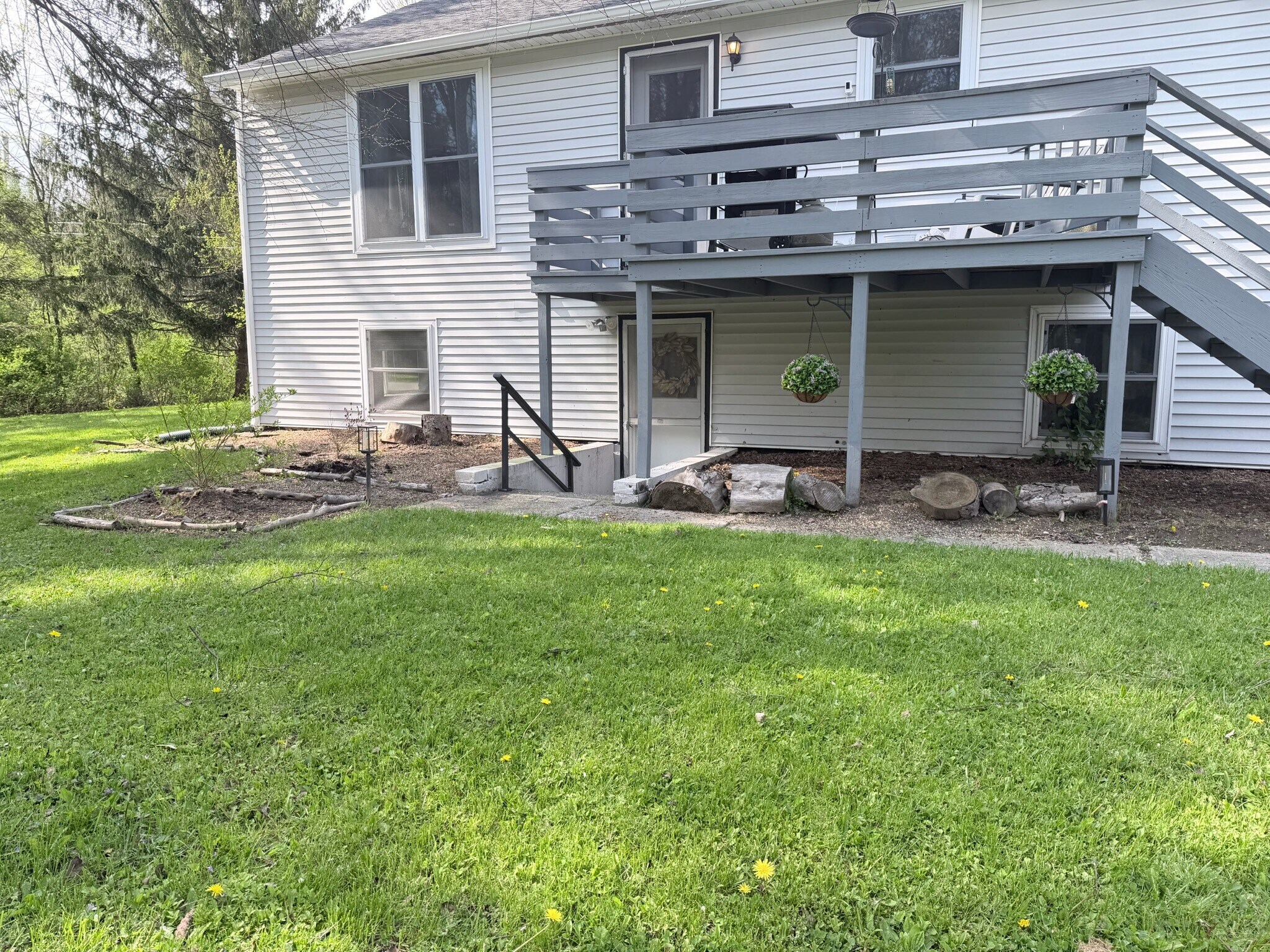 Building Photo - 33 Meadowlark Dr