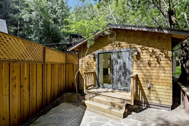 Building Photo - 112 Cypress Dr