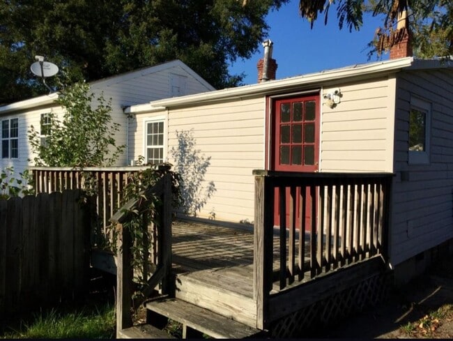 Building Photo - 3 bed 2 bed house in Henrico! Big yard, la...