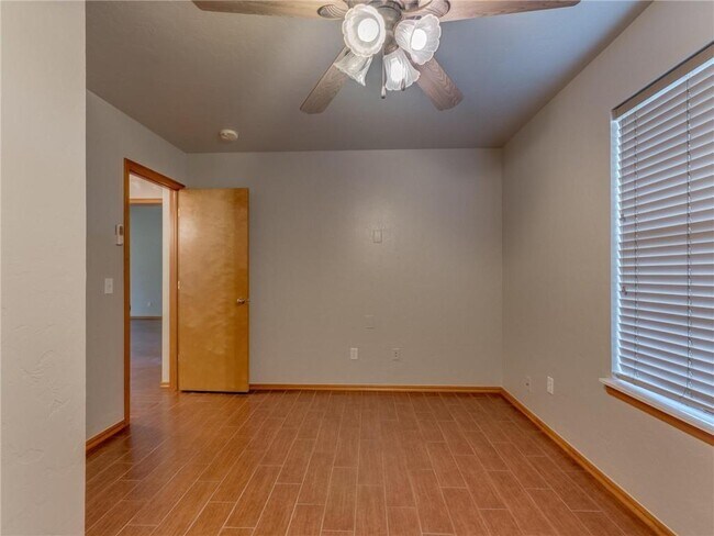 Building Photo - 1004 SW 127th Pl