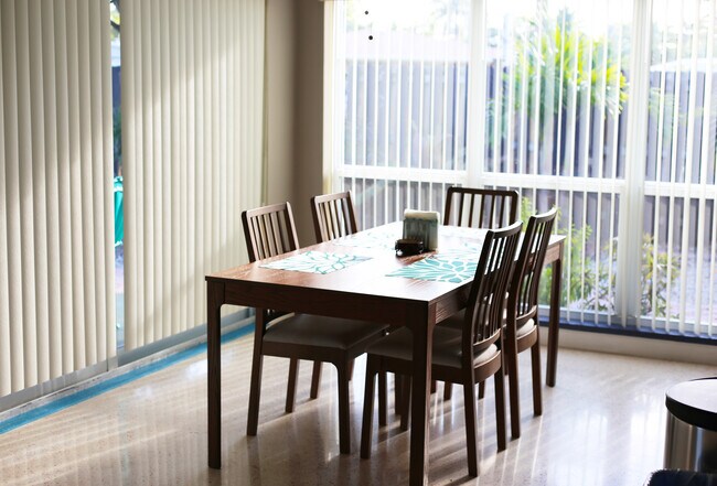 Building Photo - 2164 NE 27th Dr