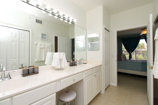 Building Photo - ** SPACIOUS 3 BED/2 BATH COACH HOME WITH T...