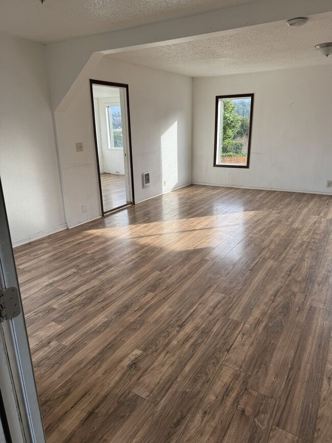 Building Photo - 5BD/2BA House in Coos Bay!