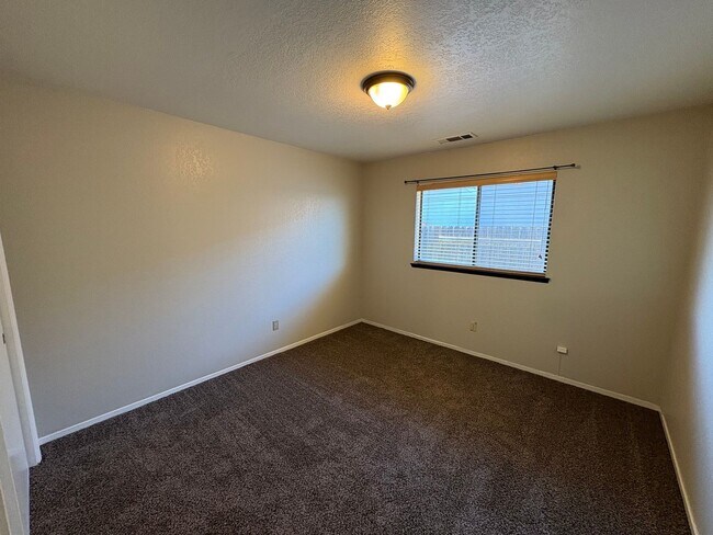 Building Photo - SW Visalia Home Available Now!!