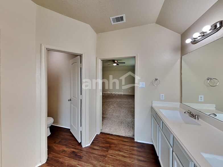Building Photo - 33217 Wedgewood Dr
