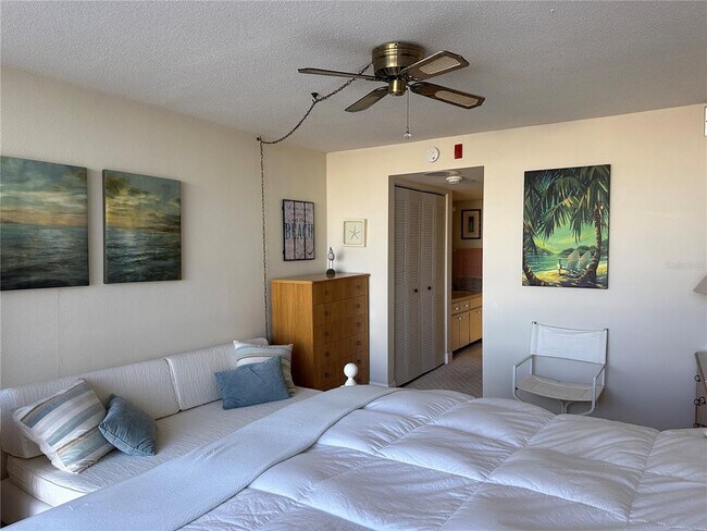 Building Photo - 1 Key Capri