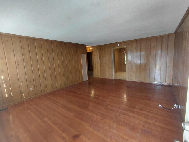 Building Photo - 1507 Brennen Rd