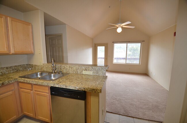 Building Photo - Unfurnished 2 Bed 2 Bath Condo-HEAT INCLUDED!