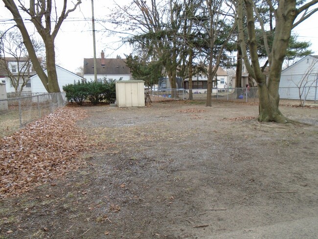Building Photo - 2/1 brick Home CALL DIANA FOR A SHOWING AT...