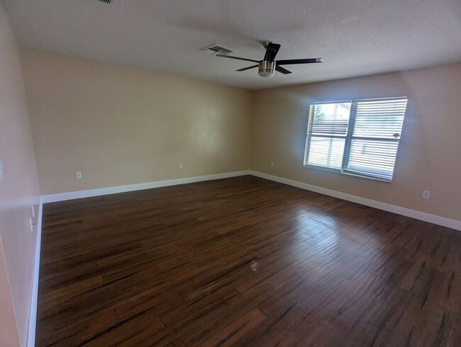 Building Photo - FOR RENT 4 Bedroom 2 1/2  Bath with Den/Office/5th bedroom, Furry  friends Welcome!