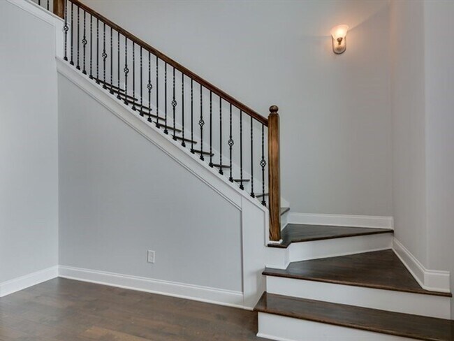 Building Photo - Centrally Located Home Sweet Home