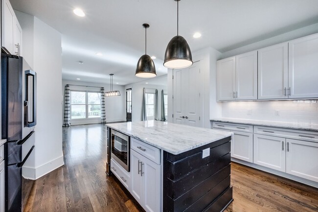 Building Photo - Lovely 3BE/3modern farmhouse is a sheer de...