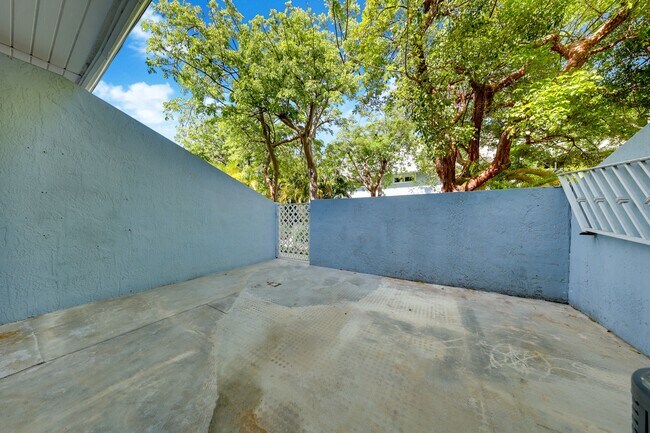 Building Photo - 798 Crandon Blvd