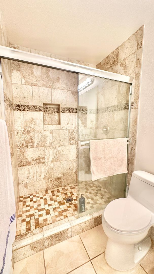 Building Photo - Spacious Two-Story Home with Three-Car Att...