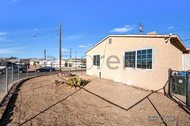 Building Photo - 301 Maxine Ave