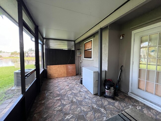 Building Photo - 5202 Bayside Dr