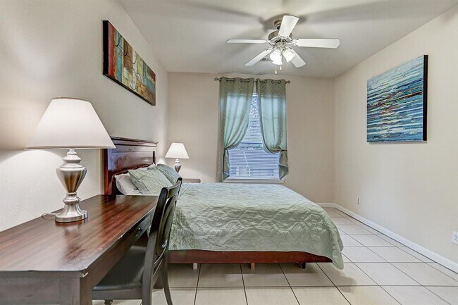 Building Photo - 2068 Laverne St