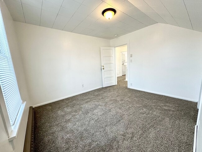 Building Photo - 610 S Pine St