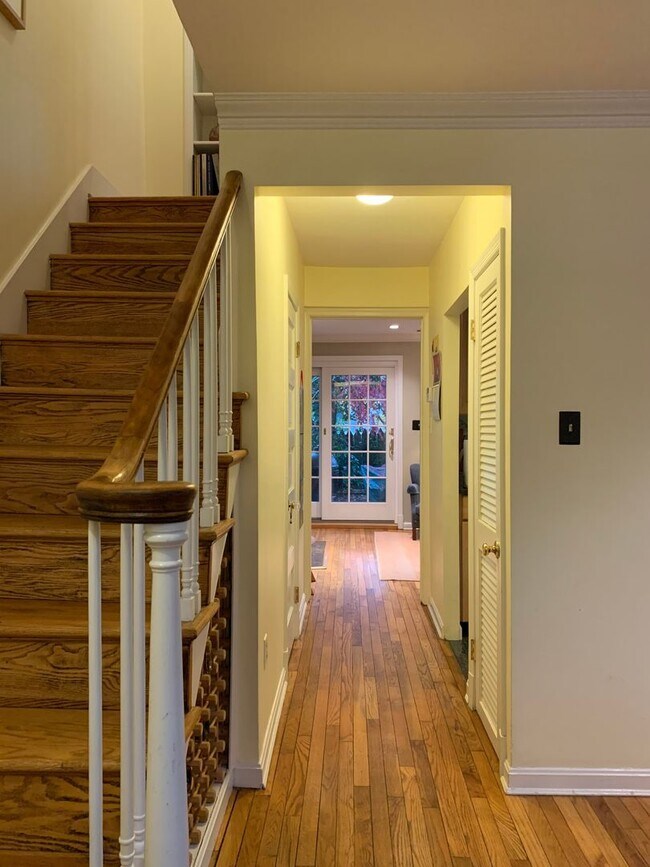 Building Photo - Rare Georgetown Townouse with private yard - 1 block from Rose Park / M St