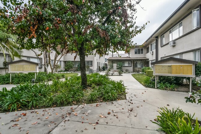 Building Photo - 806 Arcadia Ave