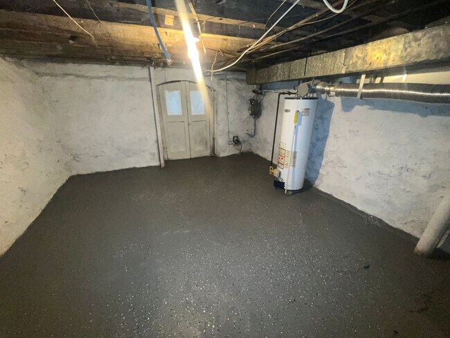 Building Photo - Oversized Classic Row Home w Wood Floors a...