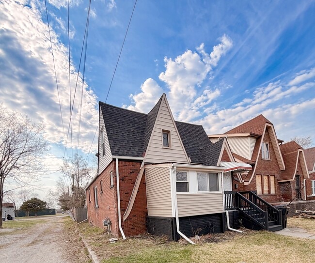 Building Photo - 15327 Cheyenne St