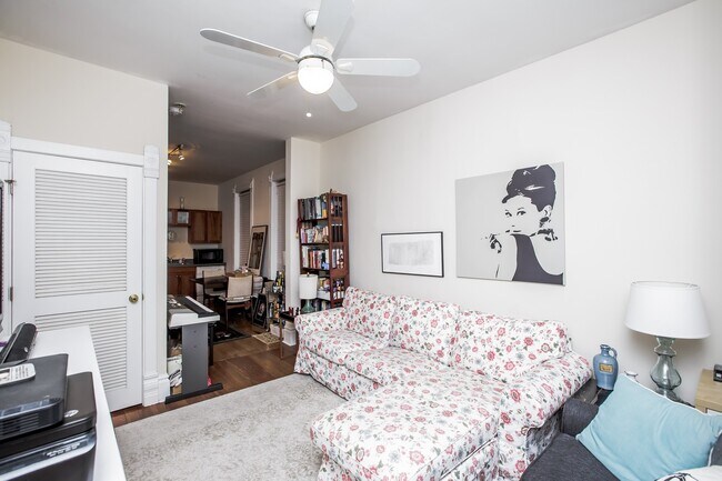 Building Photo - Spacious 1bed in Bucktown!  Central Air, Dishwasher, FREE Laundry & Internet!