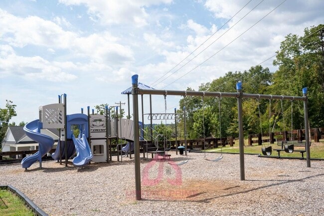 Building Photo - 378 Highline Trl